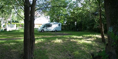 Reisemobilstellplatz - Wohnwagen erlaubt - Saarland - Stellplatz mit Schotter-Rasen und aufstehendem Wohnmobil - Reisemobilstellplatz das blau