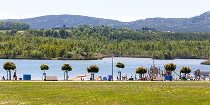 Reisemobilstellplatz - SUP Möglichkeit - Sachsen - Blick über den Olbersdorfer See in das Tittauer Gebirge - Stellplätze am SeeCamping Zittauer Gebirge