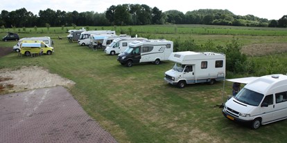 Motorhome parking space - Enschede - Viel raum zwischen die Wohnmobile  - camperplaat wijngaard Baan