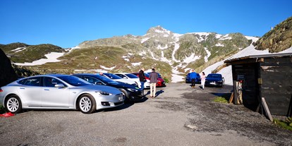Motorhome parking space - Duschen - Valais - Hier ist der ganze Stellplatz zu sehen, mit dem Häuschen mit Strom und Wasser. - Stellplatz Alpenlodge Grimselpass 