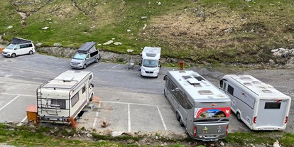 Reisemobilstellplatz - Wohnwagen erlaubt - Schweiz - Stellplatz oben - Stellplatz Alpenlodge Grimselpass 