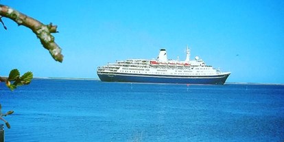 Reisemobilstellplatz - Umgebungsschwerpunkt: Meer - Hadsund - Aalborgs Schiffsverkehr passiert Egense Strand, hier ein Luxusliner - Egense Strand Camping