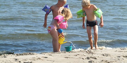 Reisemobilstellplatz - Swimmingpool - Dänemark - Schöner flacher Sandstrand bei Egense, wo die Kinder stundenlang spielen können - Egense Strand Camping