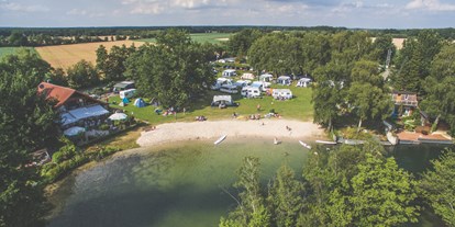 Reisemobilstellplatz - camping.info Buchung - Lingen - Luftbild von Strand, Campingwiese und Restaurant mit Biergarten vom blauen See aus gesehen. - Campingplatz Blauer See / Reisemobilstellplatz am Blauen See