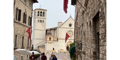 Reisemobilstellplatz - Stromanschluss - Bastia Umbra - Gasse in Assisi - Agriturismo Il Girasole