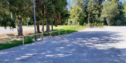 Motorhome parking space - Radweg - Oberbayern - Platz für 12 Wohnmobile. Die Bäume stehen im Westen, sodass am Nachmittag Schatten gespendet wird. Quelle: Stadt Penzberg - Berghalde Penzberg