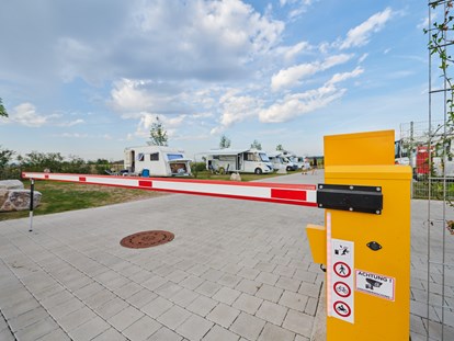 Reisemobilstellplatz - Art des Stellplatz: bei Freizeitpark - Modernes Schrankensystem mit QR-Code - Stellplatz Ringsheim