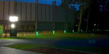 Reisemobilstellplatz - Grauwasserentsorgung - Ahaus - Freie Säulen leuchten grün, nach Buchung per QR-Code an der Säule zeigt die Kontroll-Leuchte rot und ist für Sie reserviert - auch wenn Sie mal unterwegs sind.  - Safe Harbour Vreden "Am Kult"