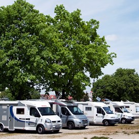 Wohnmobilstellplatz: Es geht auch mal mit mehr Fahrzeugen - Stellplatz für Wohnmobile in Geisenfeld