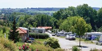 Reisemobilstellplatz - Wohnwagen erlaubt - Campingplatzgelände mit Biobadeweiher - Kur- und Feriencamping Holmernhof Dreiquellenbad