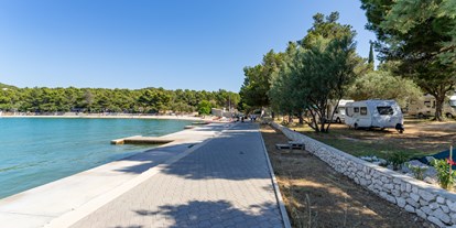 Reisemobilstellplatz - Art des Stellplatz: im Campingplatz - Zadar - Šibenik - Platz erste Reihe zum Meer - Camp Jezera Lovišća