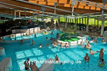 Wohnmobilstellplatz: Thermalhalle vom Bad - Thermalcamping Pápa / Westungarn