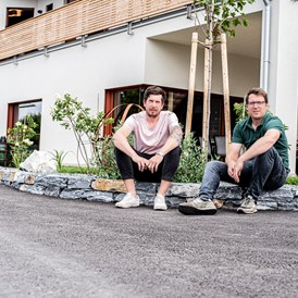 Wohnmobilstellplatz: Ihre Gastgeber Dominik Gober und Gerald Freinbichler - Gober & Freinbichler Weine von Hand