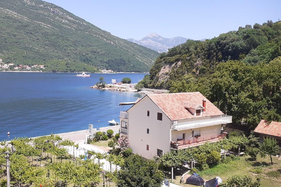 Wohnmobilstellplatz: View on the campsite from the hill. Campisite located just accross sea, near main road Kotor - Tivat - Camping Verige