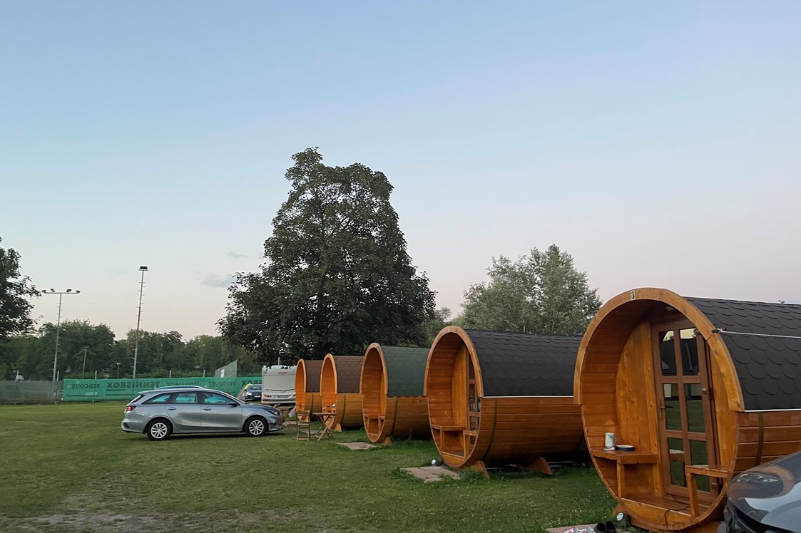 Wohnmobilstellplatz: 5 Schlaffässer für eine angenehme Übernachtung  - Donaucamping Emmersdorf 
