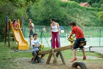 Wohnmobilstellplatz: Der Kinderspielplatz - Stellplatz Huttopia Royat