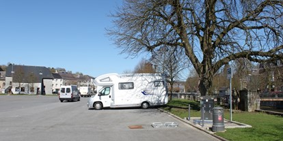 Motorhome parking space - Umgebungsschwerpunkt: Stadt - Wallonia - Aire de motorhomes de Nismes