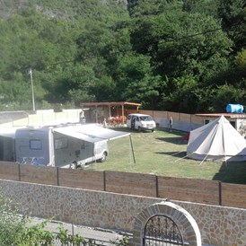 Wohnmobilstellplatz: Unsere ersten Wohnwaegen an unserem Neueroeffneten Camp - Camp Virpazar
