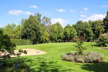Wohnmobilstellplatz: Blick auf unsere gepflegte 9-Loch Golfanlage. Direkt erkennbar das gemeinsame Grün von Loch 5 und 9. - Golfpark Rothenbach