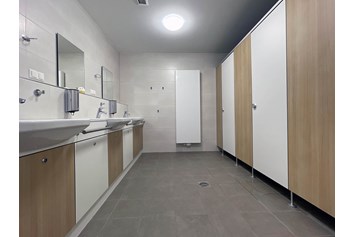 Wohnmobilstellplatz: Die neuen, modernen Sanitäranlagen, rechts die Duschkabinen. - Premium Stellplatz "Glück Auf" in Bochum