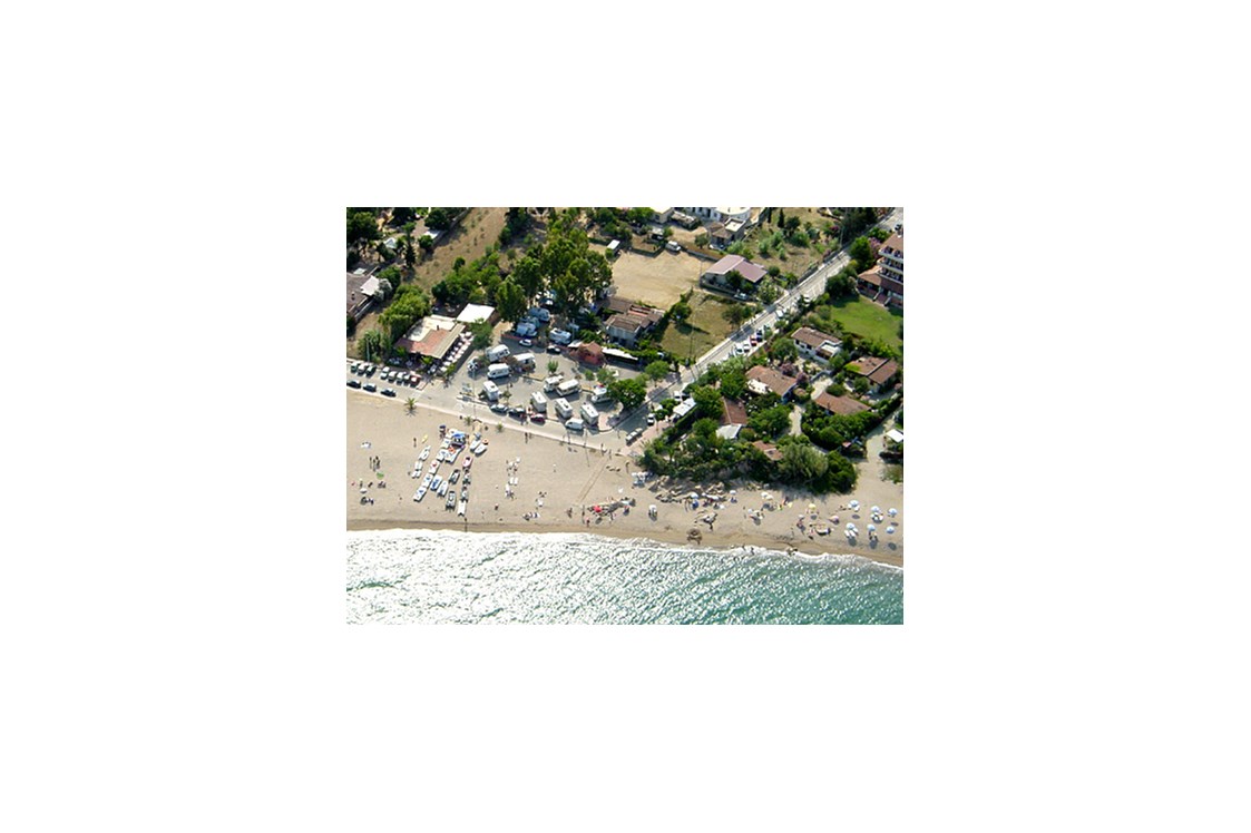 Wohnmobilstellplatz: Direkt am Strand und nebenan Pizzerias, Supermarkt, Bar, Bootsverleih etc.  - Costa Orientale
