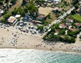 Wohnmobilstellplatz: Direkt am Strand und nebenan Pizzerias, Supermarkt, Bar, Bootsverleih etc.  - Costa Orientale