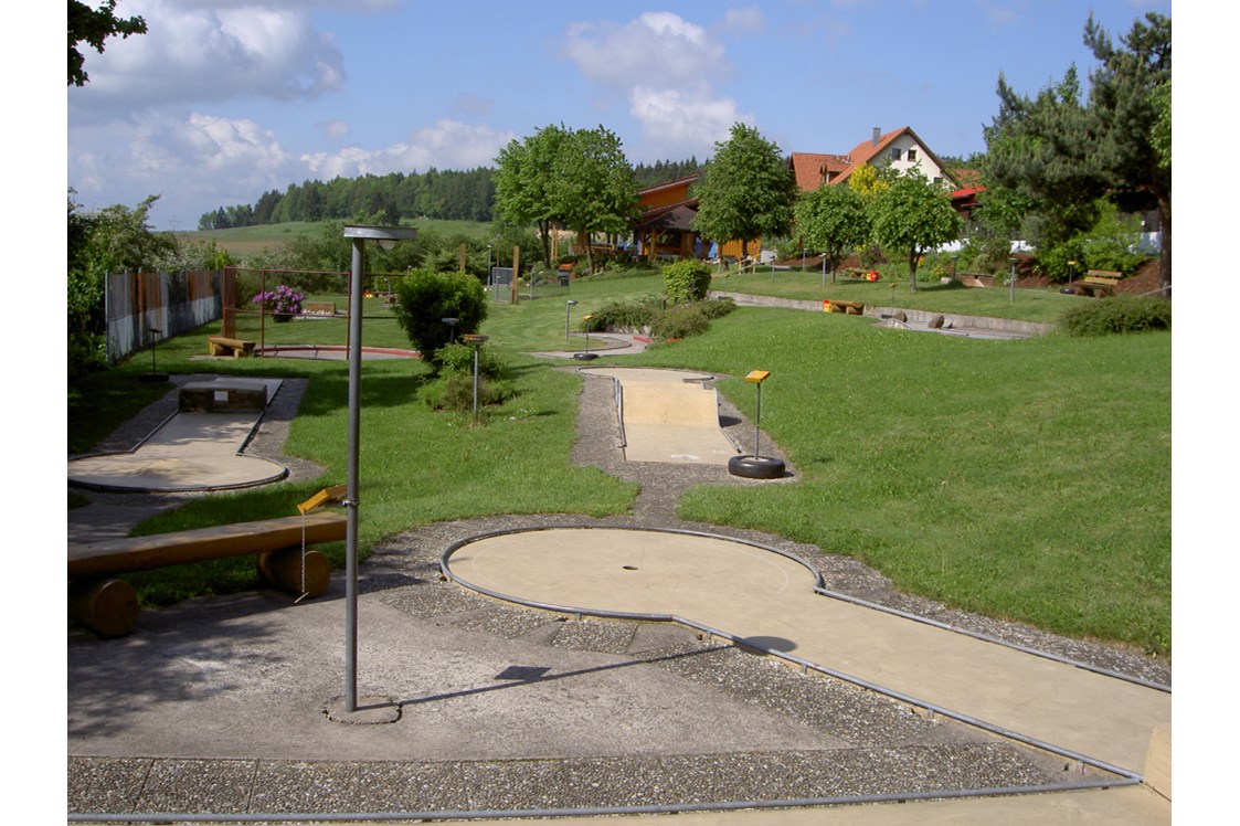 Wohnmobilstellplatz: Minigolf-Sportanlage (18 Bahnen - davon eine 25 m-Weitschlagbahn) - Panorama & Wellness-Campingplatz Großbüchlberg