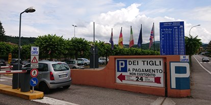 Motorhome parking space - öffentliche Verkehrsmittel - Italy - Juni  2020 -  Parcheggio dei Tigli