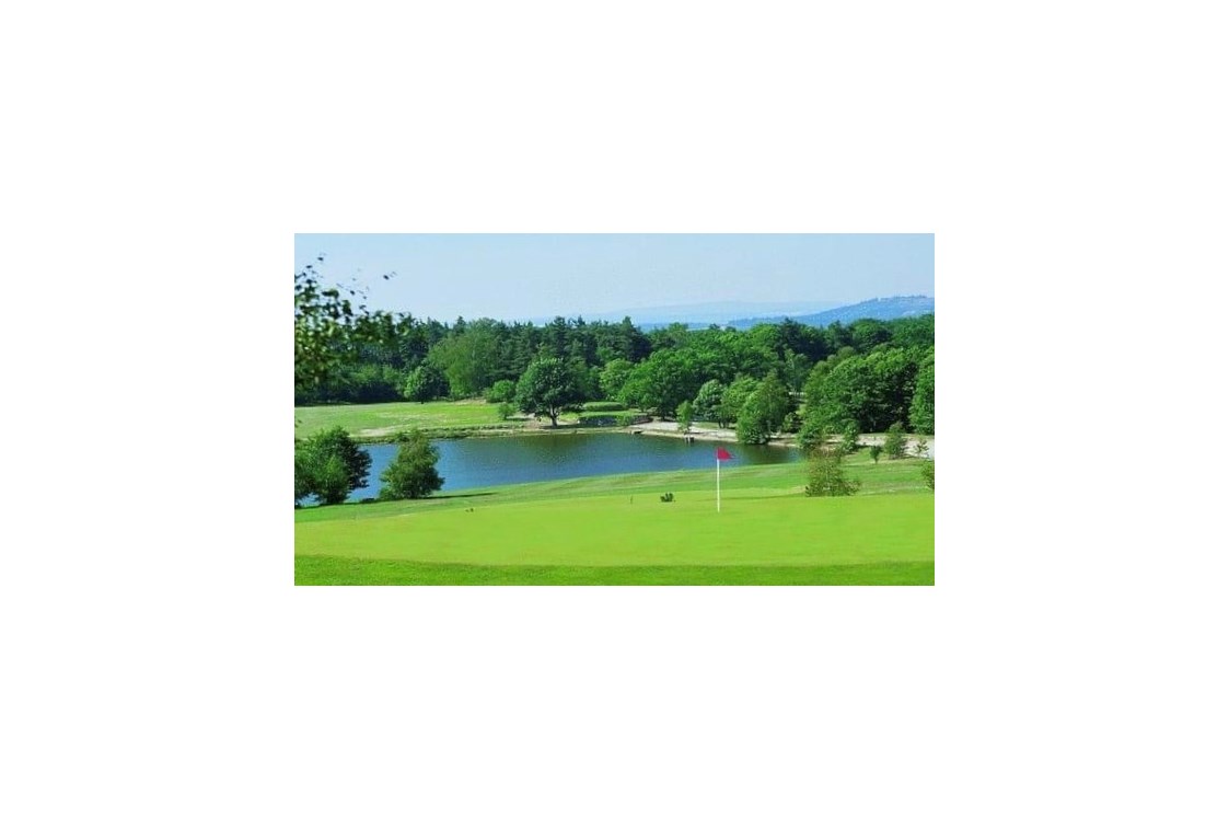 Wohnmobilstellplatz: Der Golfplatz  ist in eine herrliche Landschaft eingebettet - Golf Resort Franzensbad