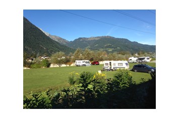 Wohnmobilstellplatz: Blick auf Campingplatz und Gebirge - Camping Martina