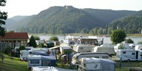 Reisemobilstellplatz - Hallenbad - Blick auf Burg Rheineck - Wellness-Rheinpark-Camping Bad Hönningen