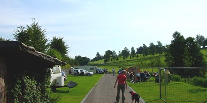 Reisemobilstellplatz - Hunde erlaubt: Hunde erlaubt - Ruhrgebiet - Schotterrasen garantiert gute Befahrbarkeit auch für schwere Wohnmobile. - Camping Ennepetal