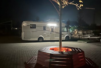 Wohnmobilstellplatz: Camperplaats Leeuwarden nacht  - Camperplaats Leeuwarden 