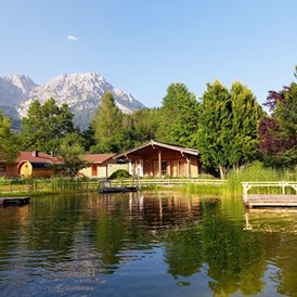 Wohnmobilstellplatz: Schwimmteich mit Kaiser im Hintergrund - KAISER.CAMP