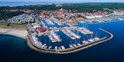 Reisemobilstellplatz - Umgebungsschwerpunkt: Meer - Dänemark - Juelsminde Strand Camping liegt sowohl direkt am Wasser als auch im idyllischen Hafengebiet - Juelsminde AutocamperPlatz