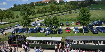 Motorhome parking space - Golf - Baden-Württemberg - Blick auf Abtei Neresheim vom Wohnmobilstellplatz aus beim Fest der Härtsfeld-Museumsbahn. - Reisemobilstellplatz Alter Bahnhof