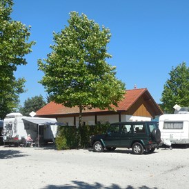 Wohnmobilstellplatz: Gutshofplätze Extraklasse auf dem
Campingplatz ARTERHOF mit eigener Sanitäreinheit direkt am Platz - Wohnmobil Hafen am Arterhof