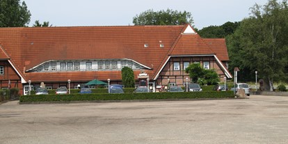Motorhome parking space - WLAN: teilweise vorhanden - Binnenland - Beschreibungstext für das Bild - Stellplatz am Restaurant Auerhahn