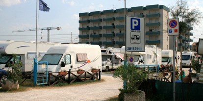 Reisemobilstellplatz - Art des Stellplatz: eigenständiger Stellplatz - Ancona - Homepage http://www.areasostaitalia.it - Area di sosta camper