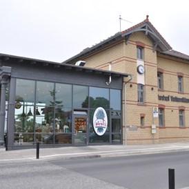 Wohnmobilstellplatz: Restauriertes Bahnhofsgebäude mit Bäckerei-Filiale - „Haus des Brotes“ Bahnhof Velten