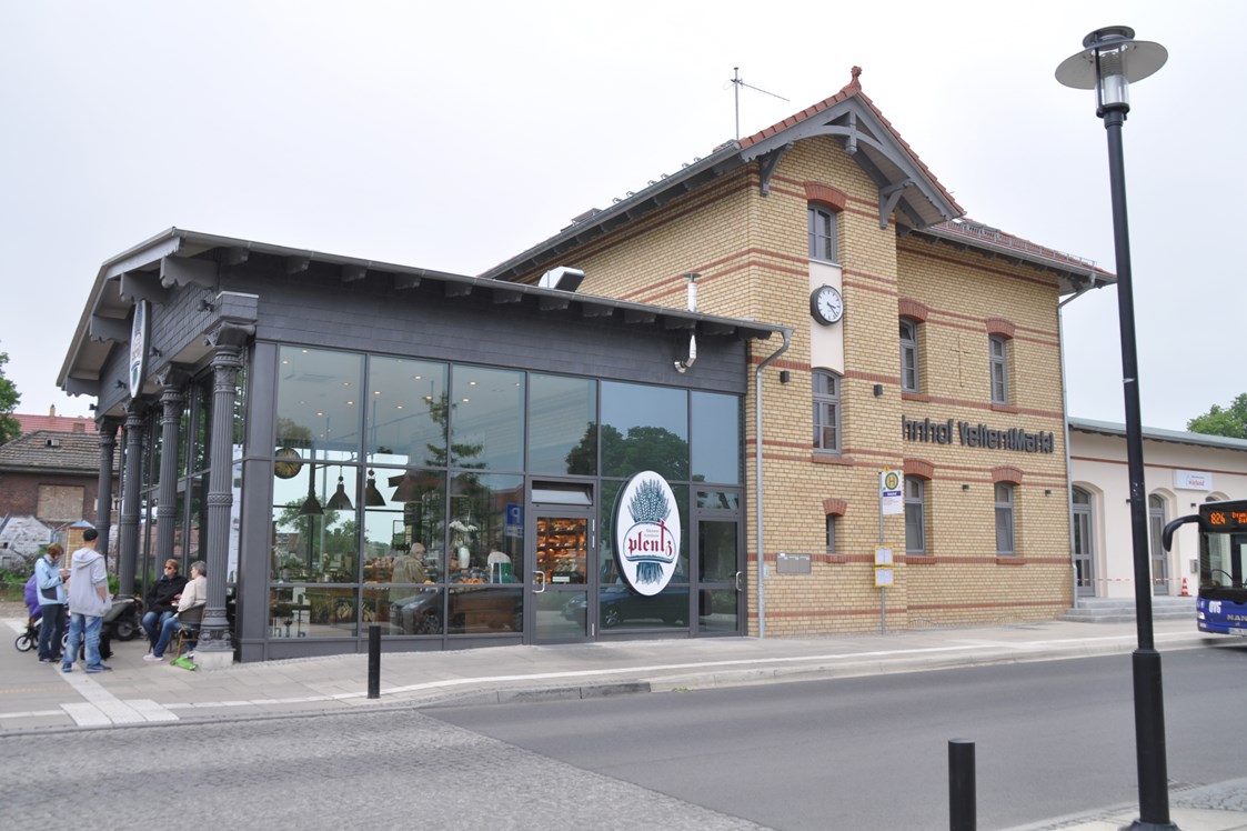 Wohnmobilstellplatz: Restauriertes Bahnhofsgebäude mit Bäckerei-Filiale - „Haus des Brotes“ Bahnhof Velten