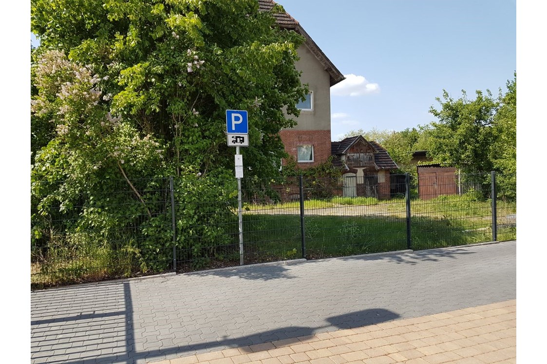 Wohnmobilstellplatz: Stellplatz für 2 Womo´s ausrechend mit Stromanschluss - „Haus des Brotes“ Bahnhof Velten