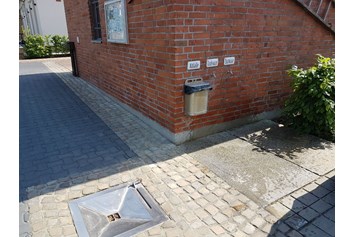 Wohnmobilstellplatz: Frischwasser, Grauwasser- und Müllentsorgung vor Ort - „Haus des Brotes“ Bahnhof Velten