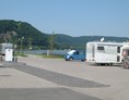 Wohnmobilstellplatz: befestigter Stellplatz ohne Größenbegrenzung der Reisemobile unmittelbar am Rhein-Ufer. - Stellplatz am Bollwerk