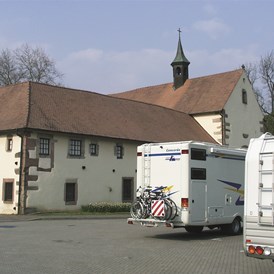 Wohnmobilstellplatz: Klosterparkplatz, gleich neben der Tourist Info und dem Schwarzwälder Trachtenmuseum - Klosterparkplatz