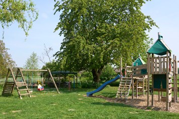 Wohnmobilstellplatz: Ein Teil des Spielplatzes - Wohnmobilstellplatz am Kinderbauernhof