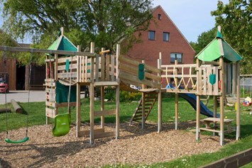Wohnmobilstellplatz: Das große Klettergerüst - Wohnmobilstellplatz am Kinderbauernhof