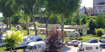 Motorhome parking space - Umgebungsschwerpunkt: Fluss - Vosges - Charmes 88130
Stellplatz mit voie verte und kayak - Aire de Camping-Car Espace Henri Mentre