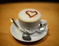 Wohnmobilstellplatz: Geniessen Sie Kaffee-Spezialitäten wie Cappuccino, Latte Macchiato, Espresso oder einen schlichten Becher Kaffee - die Bohnen kommen von der kleinen Kaffee-Rösterei Braun, Aschaffenburg, mit Herz & Leidenschaft geröstet! - Hotel & Wirtshaus Sauer