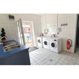 Wohnmobilstellplatz: Spülbereich mit Waschmaschine und Trockner - Stellplatz Marina Fürstenberg